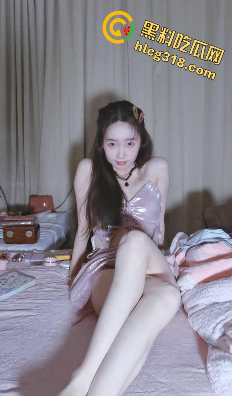 ASMR诱惑系列【YiDan的窝窝】,粉粉的玉足诱人心,发出的声音也很好听,心中的完美女神 !