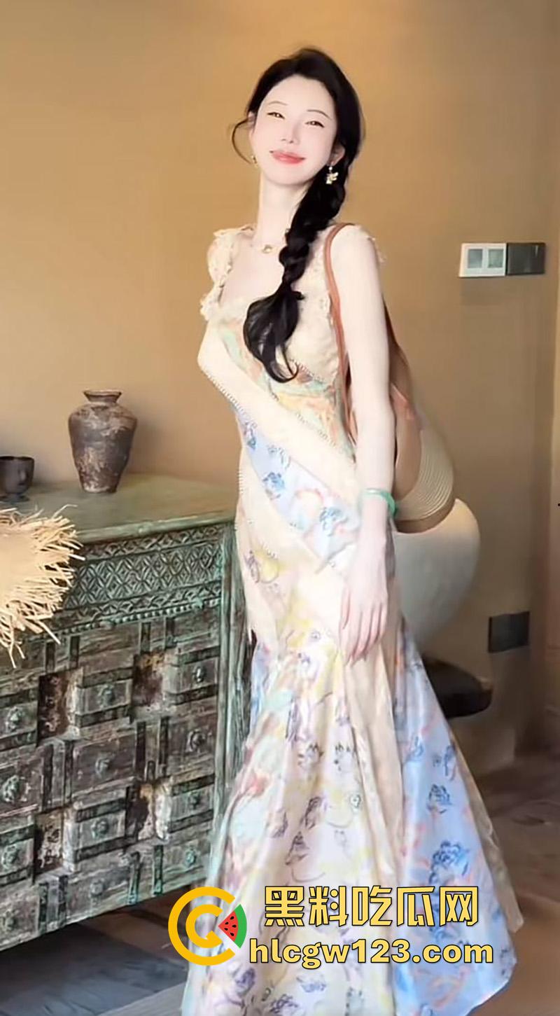 抖音服装界诈骗大神【Sun雅乔】,专坑无知小仙女,表面女神背地富人母狗,各种约炮群p淫荡至极!