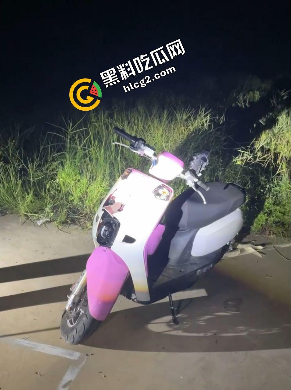 广西南宁精神小伙打架斗殴 铁棍抽打黄毛头 狂砸小毛驴 头破血流后仓皇逃走