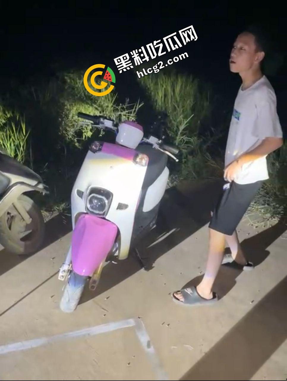 广西南宁精神小伙打架斗殴 铁棍抽打黄毛头 狂砸小毛驴 头破血流后仓皇逃走