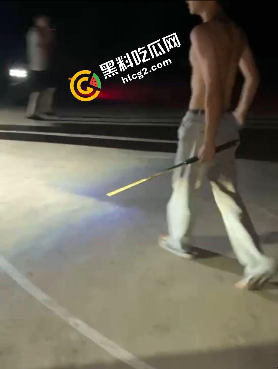 广西南宁精神小伙打架斗殴 铁棍抽打黄毛头 狂砸小毛驴 头破血流后仓皇逃走