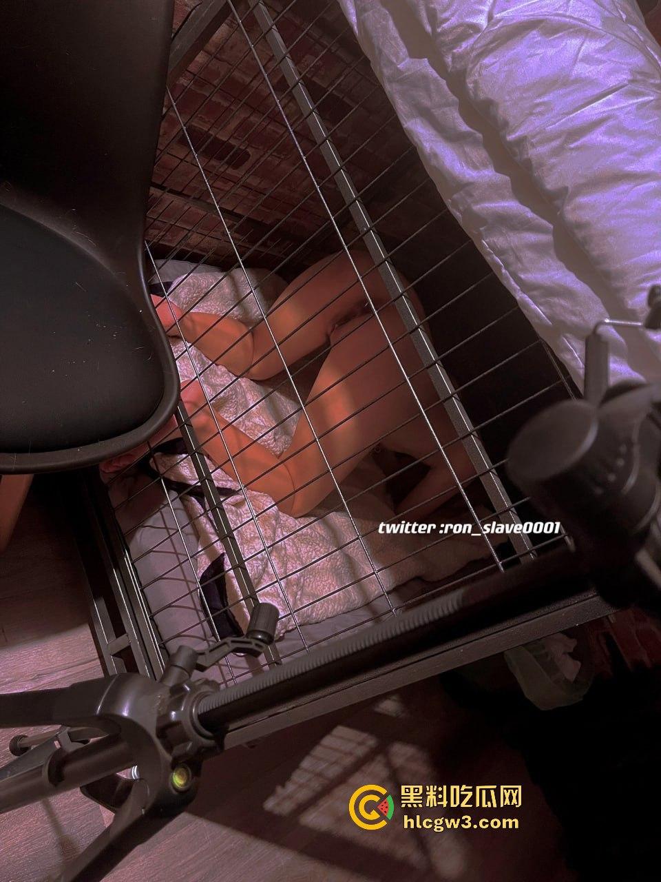 主人的雌犬【芳雪儿】反差萝莉被爆出,狗笼圈养、小狗蹲喝尿、户外捆绑鞭打,骚到极致的反差玩法!