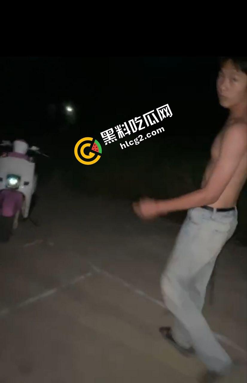 广西南宁精神小伙打架斗殴 铁棍抽打黄毛头 狂砸小毛驴 头破血流后仓皇逃走