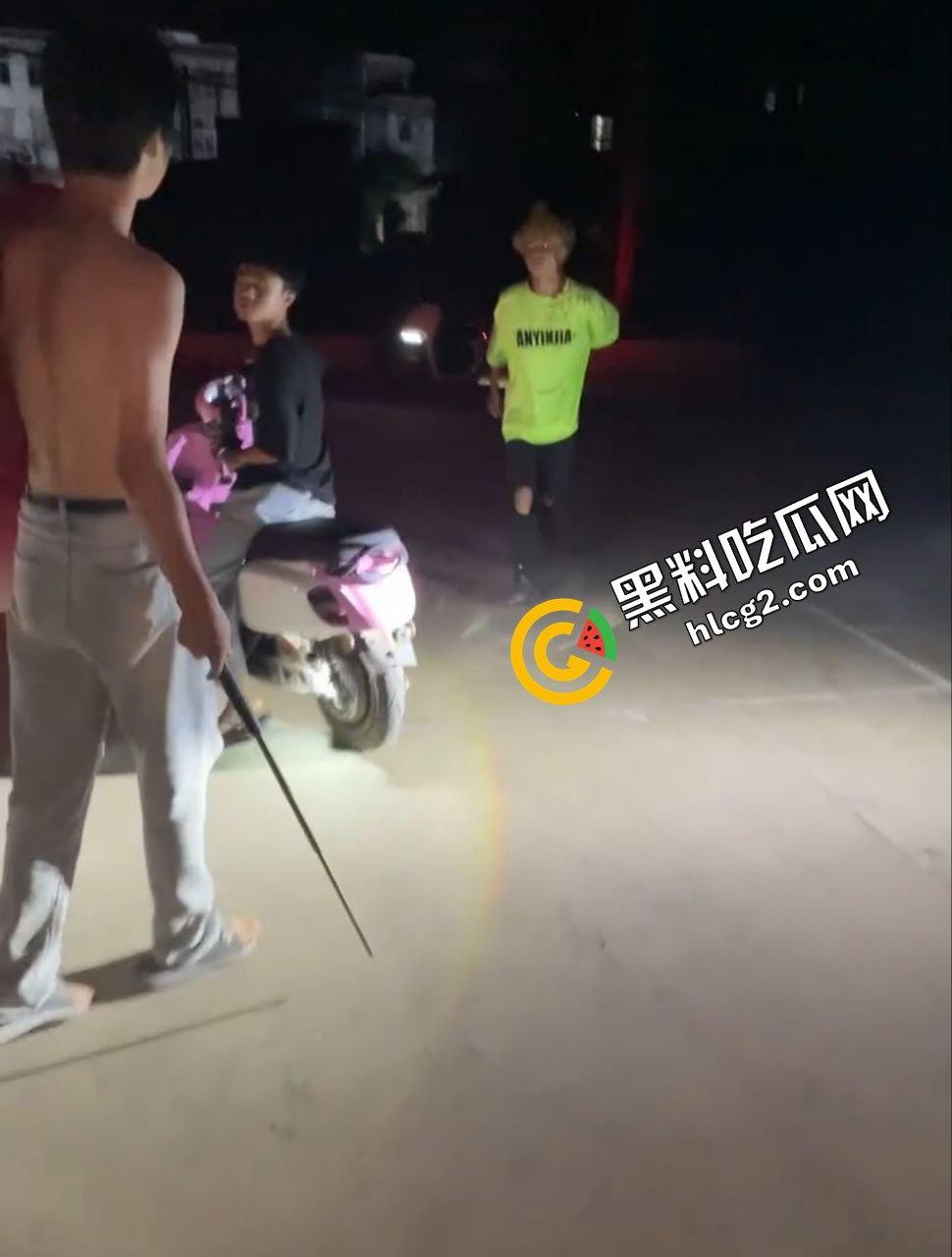 广西南宁精神小伙打架斗殴 铁棍抽打黄毛头 狂砸小毛驴 头破血流后仓皇逃走