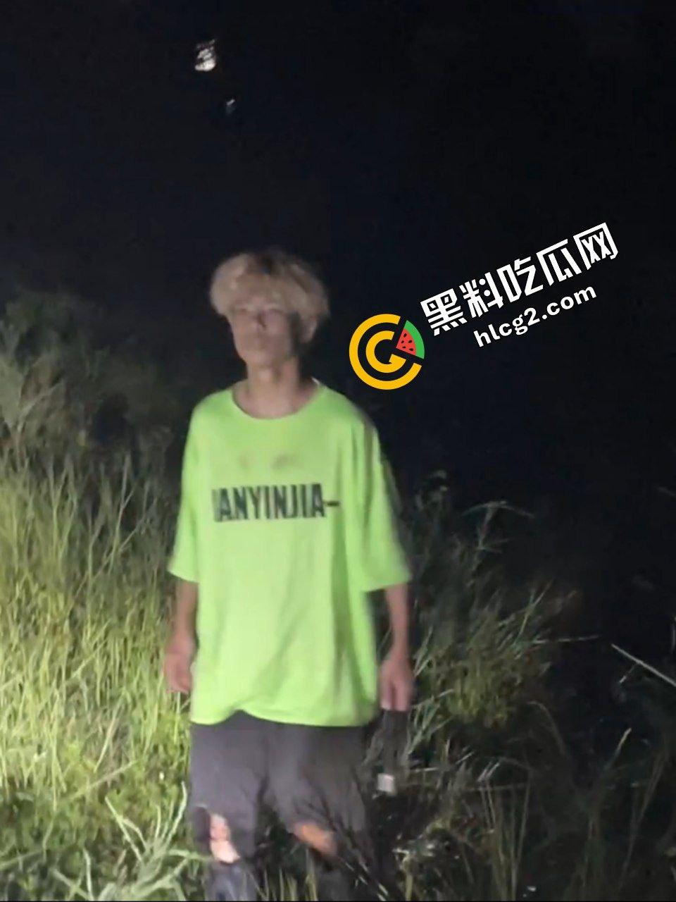 广西南宁精神小伙打架斗殴 铁棍抽打黄毛头 狂砸小毛驴 头破血流后仓皇逃走