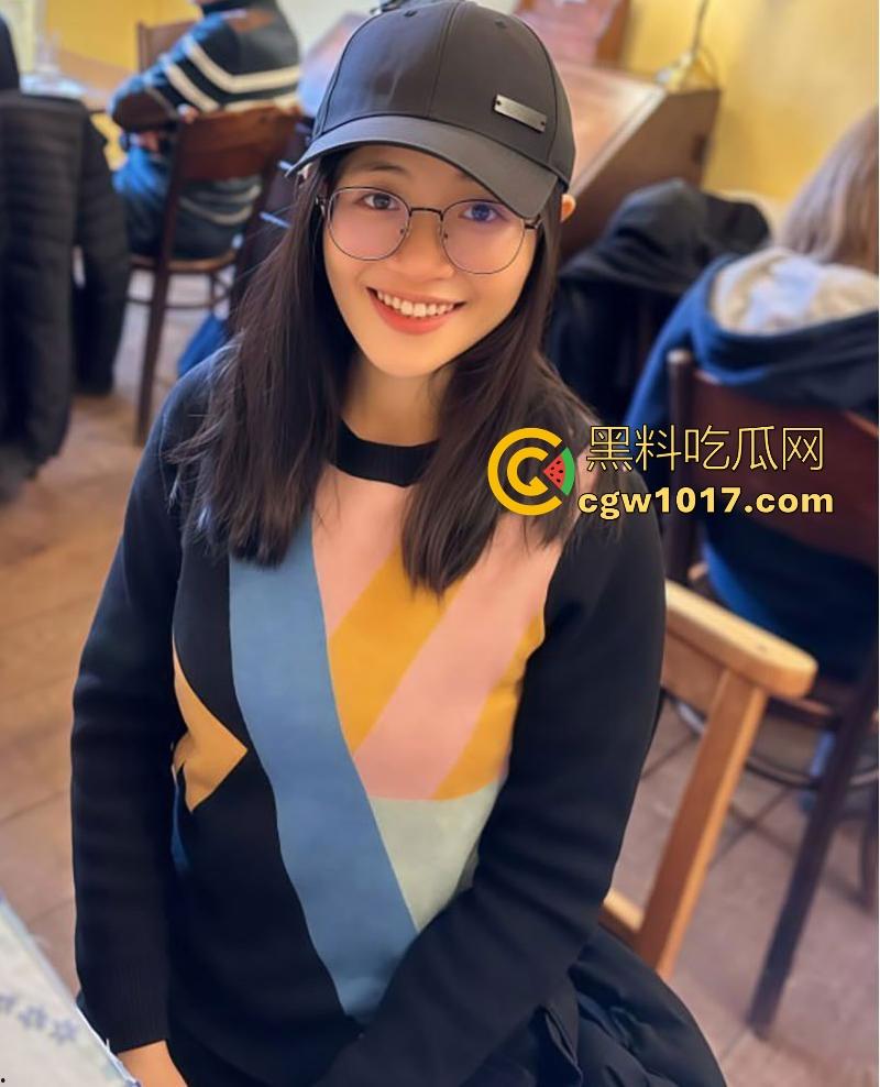 武汉大学淫荡眼镜女大，下贱的发情母狗！骚逼痒得受不了自己拿跳蛋和假阳具猛干，操到外翻喷水、眼翻白才肯停！