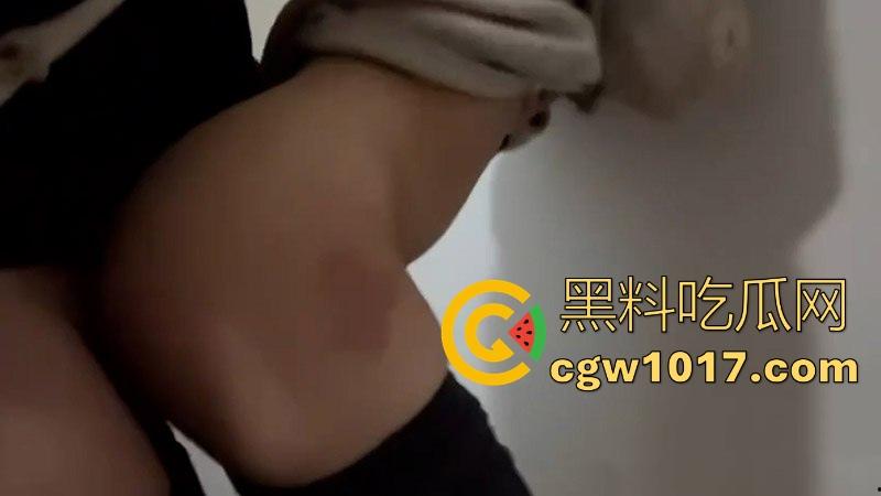 河南第一小学5年纪3班数学老师【肖莹】跟男友性爱视频泄露,丰满如肉弹,骚逼湿透饥渴,全程露脸骑乘做爱!