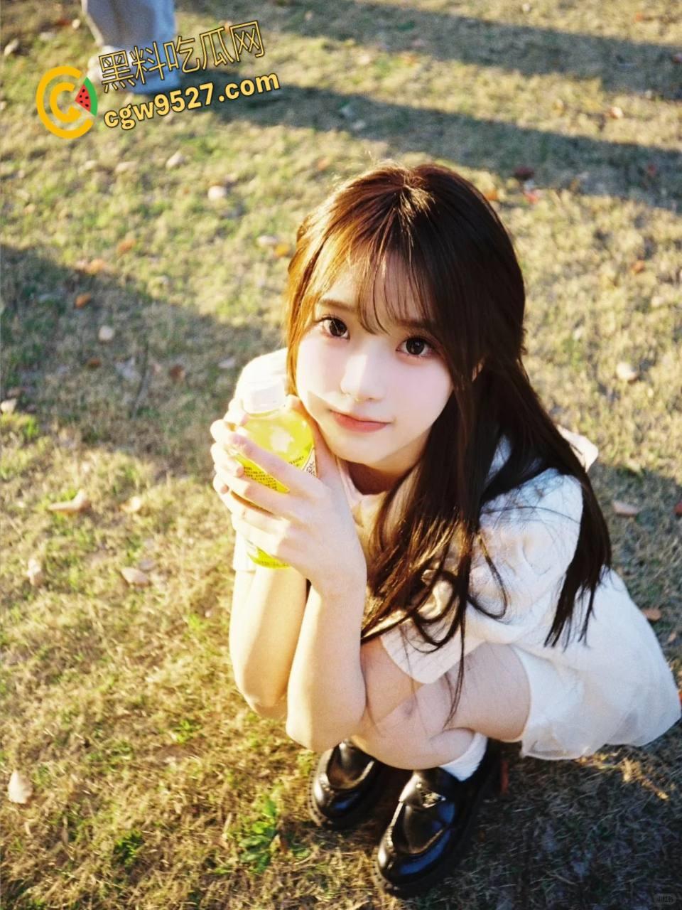 出租房交不起燃气费，翘臀牛仔裤的妹妹，淫语挑逗暗示哥哥，后入暴力抽插内射，操的妹妹淫水直喷 !