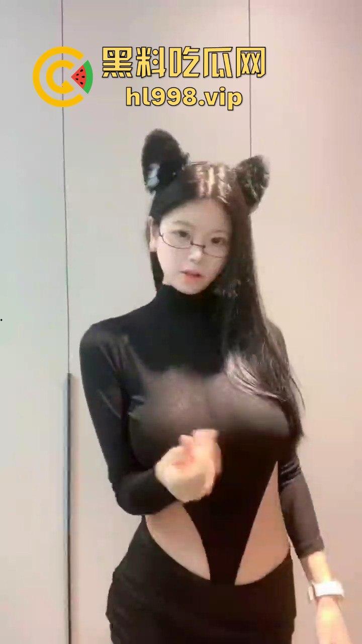 抖音网红【乔乔子】眼镜巨乳御姐玩擦边!大哥刷火箭就给看半露奶子,凭胸前凶器捞金无数!