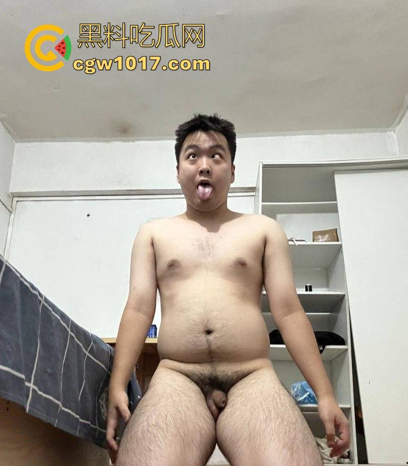 湖北大学知行学院屎王【邓俊帆】调教视频曝光!全身裸漏露茎,尿液浇头跪地吃屎,这下彻底出名了呀!