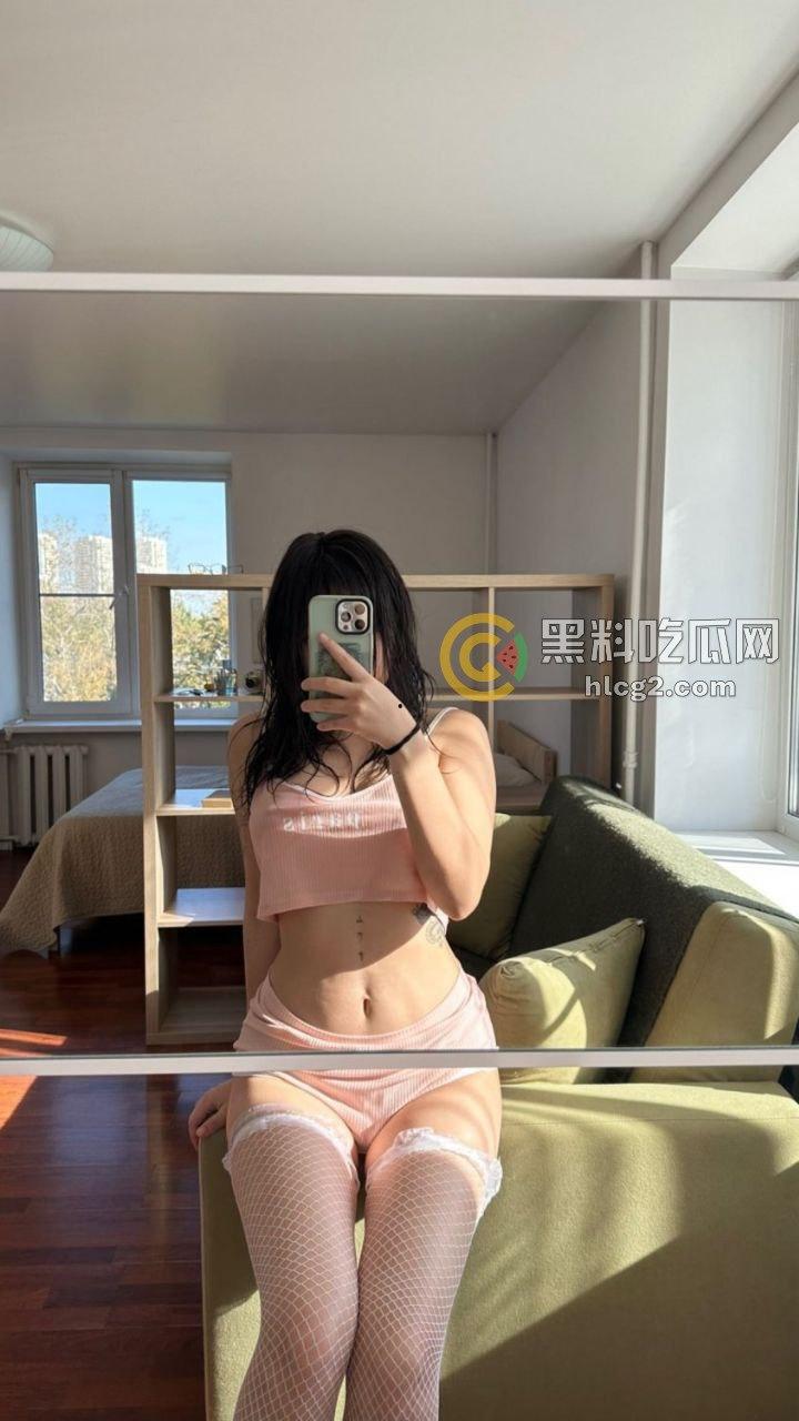 顶级颜值反差婊「皮利珊」私拍泄密,火辣自拍生活照被摄影师曝光!