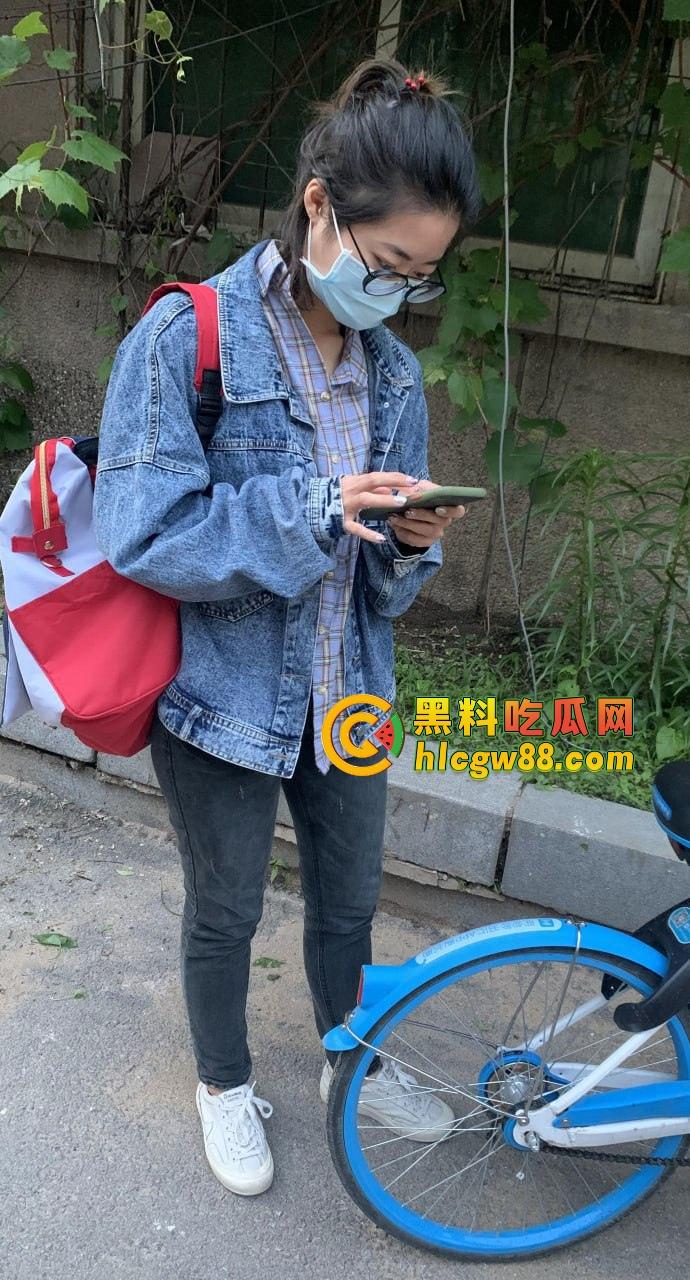 广东普宁共享单车都能骑出艳遇？随手搭讪个眼镜妹，结果一路聊回家被反差骚货直接给日了！