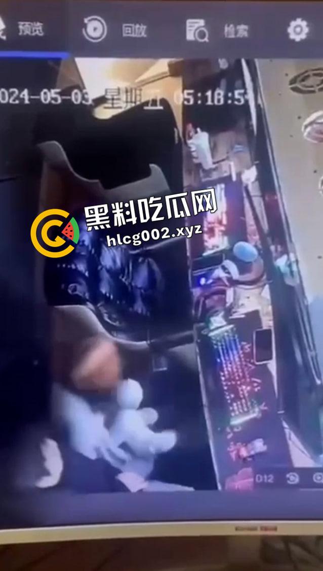 湖南邵阳塘渡口大瓜!情侣网吧里观音坐莲 头上就是监控 全程记录 视频流出