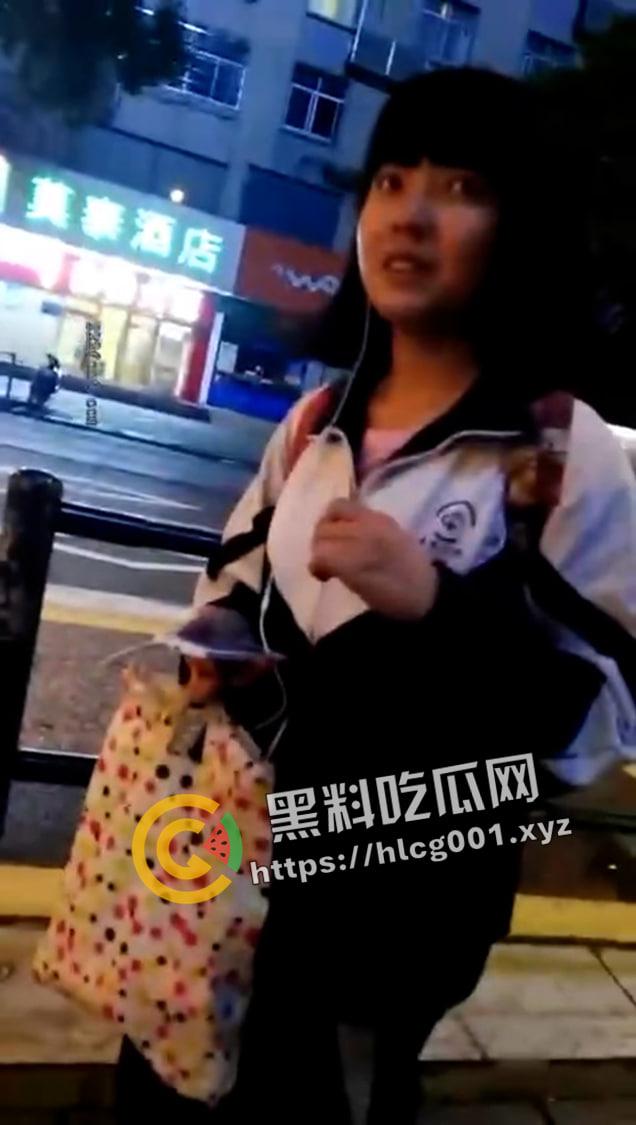 路边套路高中学生妹 清纯妹妹的美脚狂舔 妹妹是真的不怕变态还是就好这口