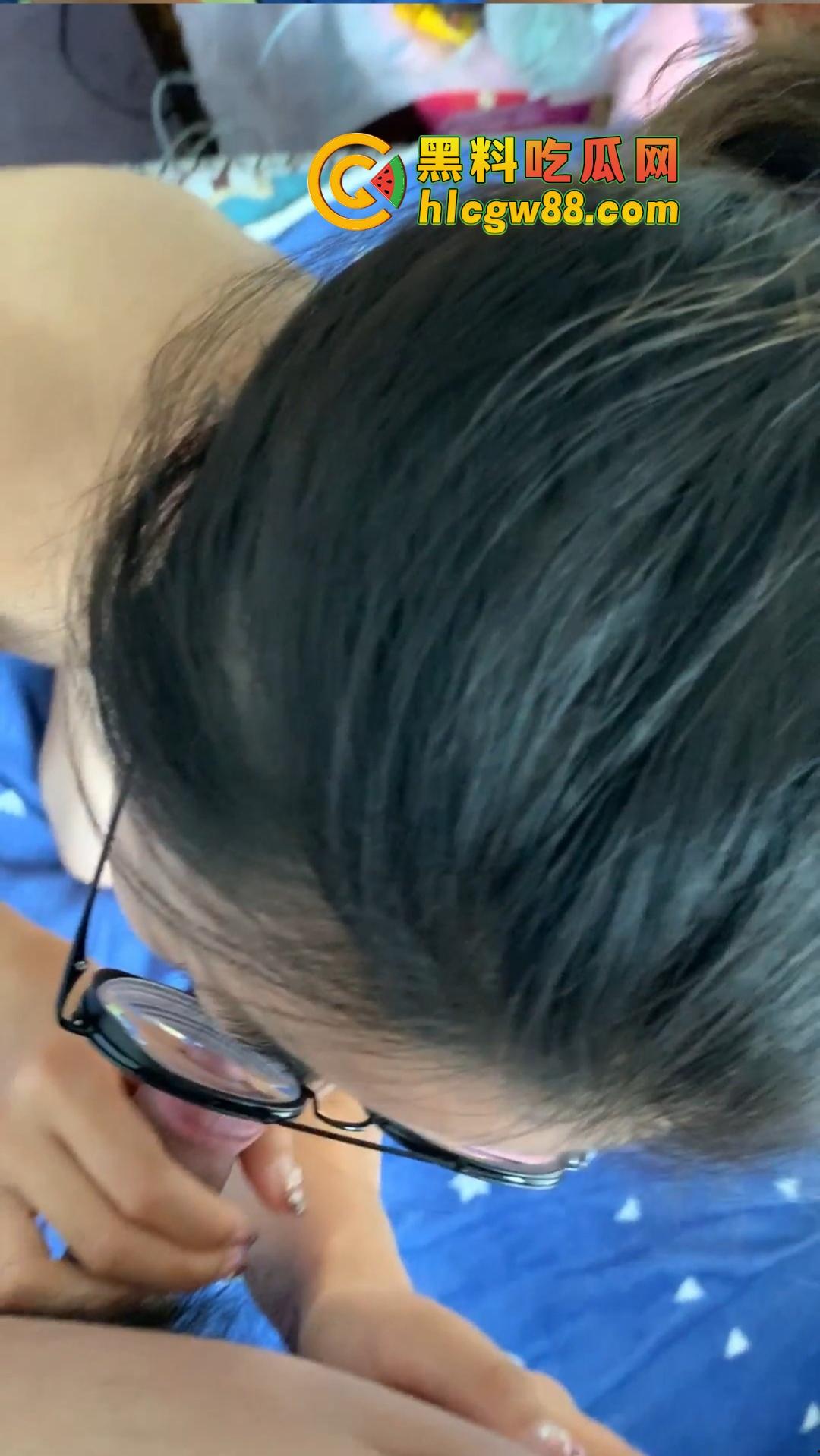 广东普宁共享单车都能骑出艳遇?随手搭讪个眼镜妹,结果一路聊回家被反差骚货直接给日了!