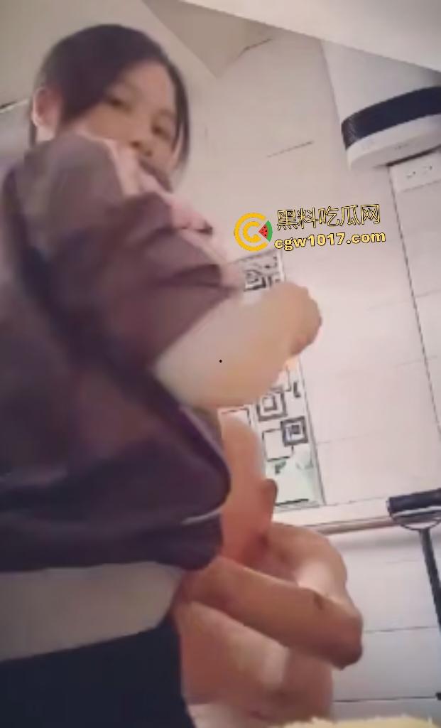 80岁老汉色心不死,保姆洗澡伺候遭咸手调戏,嘴比划求口交,保姆挥巴掌却怕被讹,牙齿全无照样硬上?