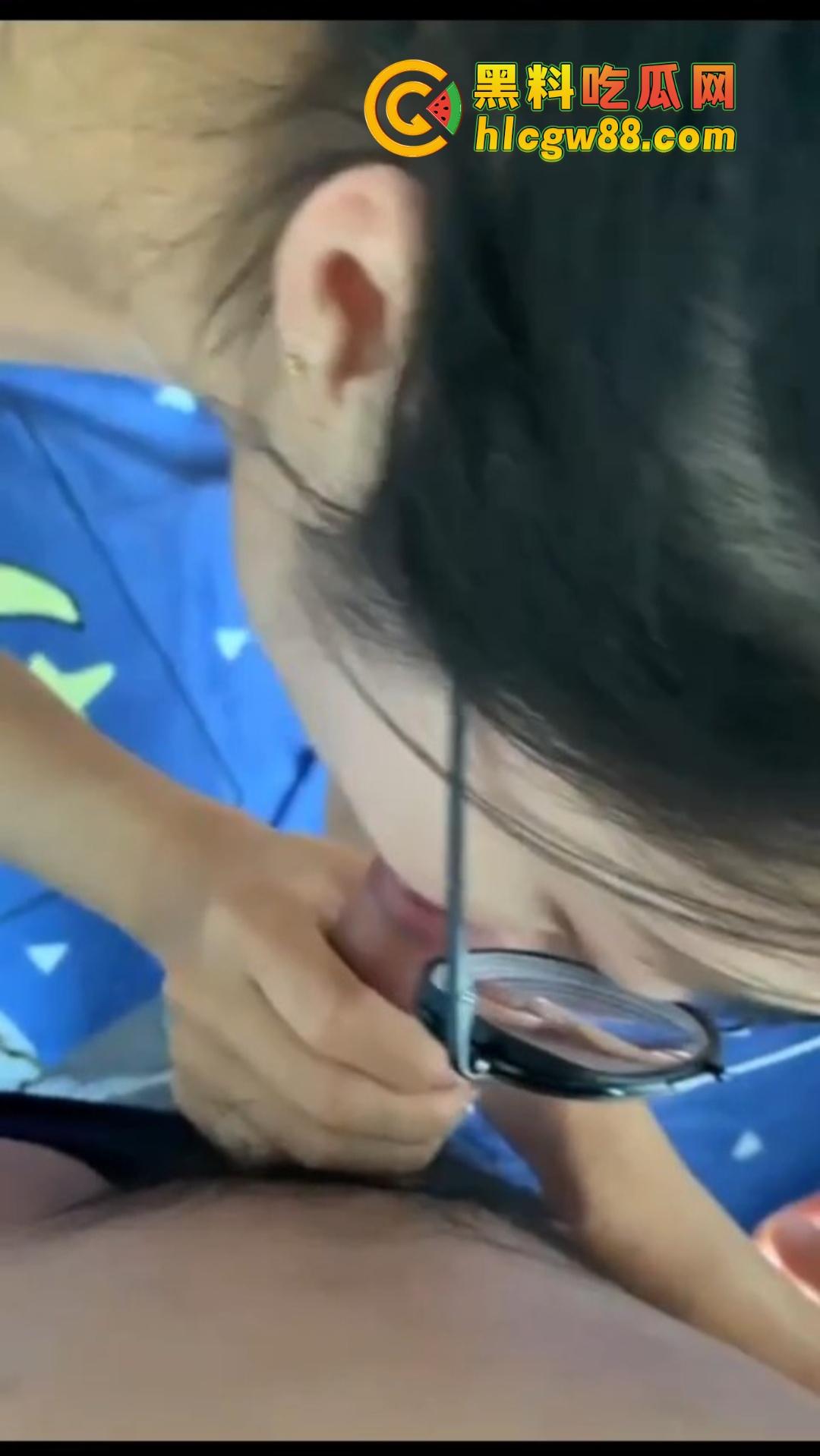 广东普宁共享单车都能骑出艳遇?随手搭讪个眼镜妹,结果一路聊回家被反差骚货直接给日了!