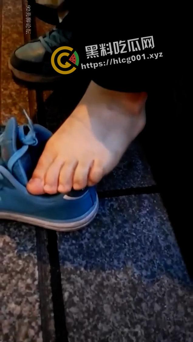 路边套路高中学生妹 清纯妹妹的美脚狂舔 妹妹是真的不怕变态还是就好这口