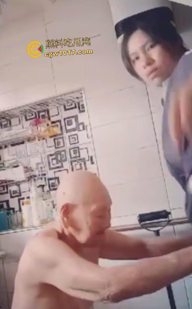 80岁老汉色心不死,保姆洗澡伺候遭咸手调戏,嘴比划求口交,保姆挥巴掌却怕被讹,牙齿全无照样硬上?