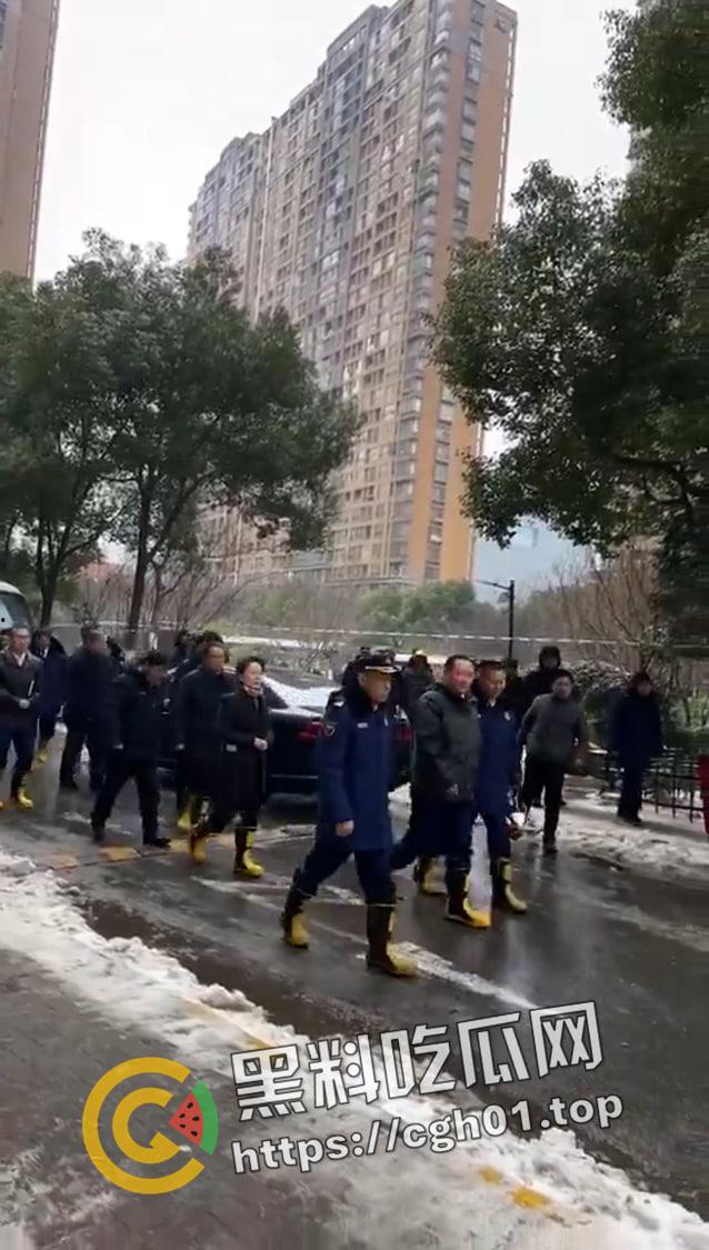 南京小区大火事件!领导视察灾后情况笑容满面离开 引起小区众愤