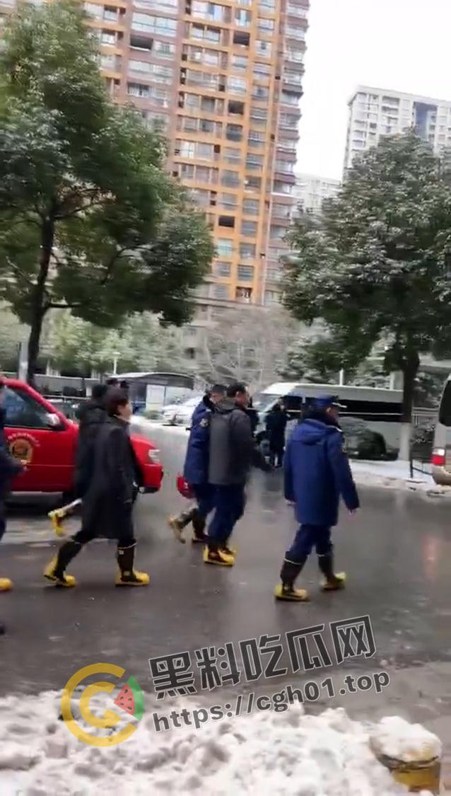 南京小区大火事件!领导视察灾后情况笑容满面离开 引起小区众愤