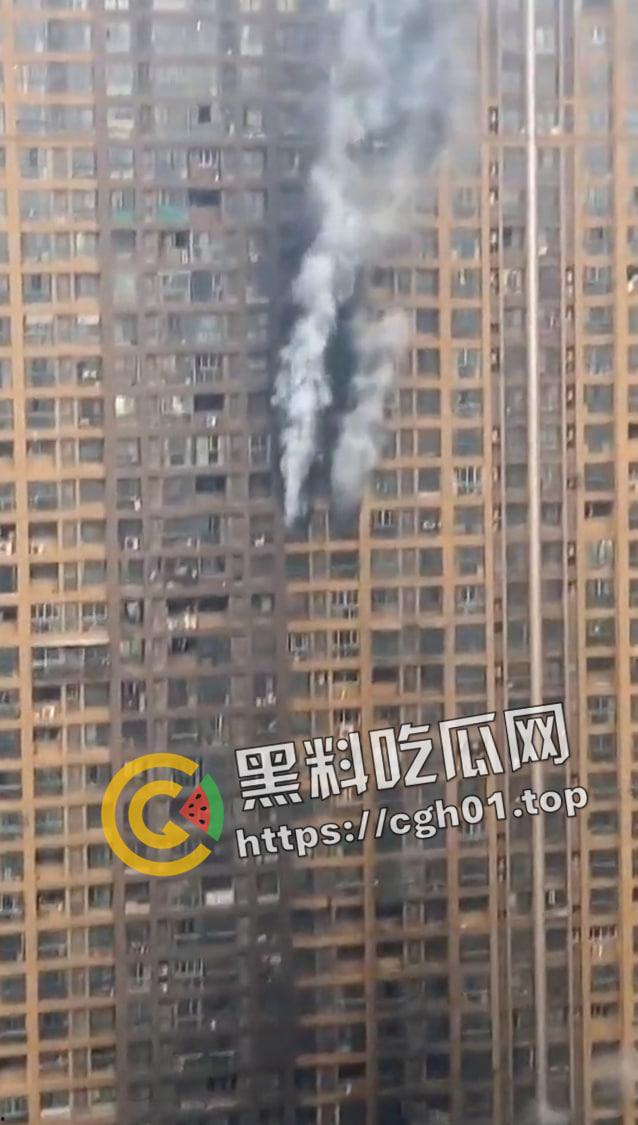 南京小区大火事件!领导视察灾后情况笑容满面离开 引起小区众愤