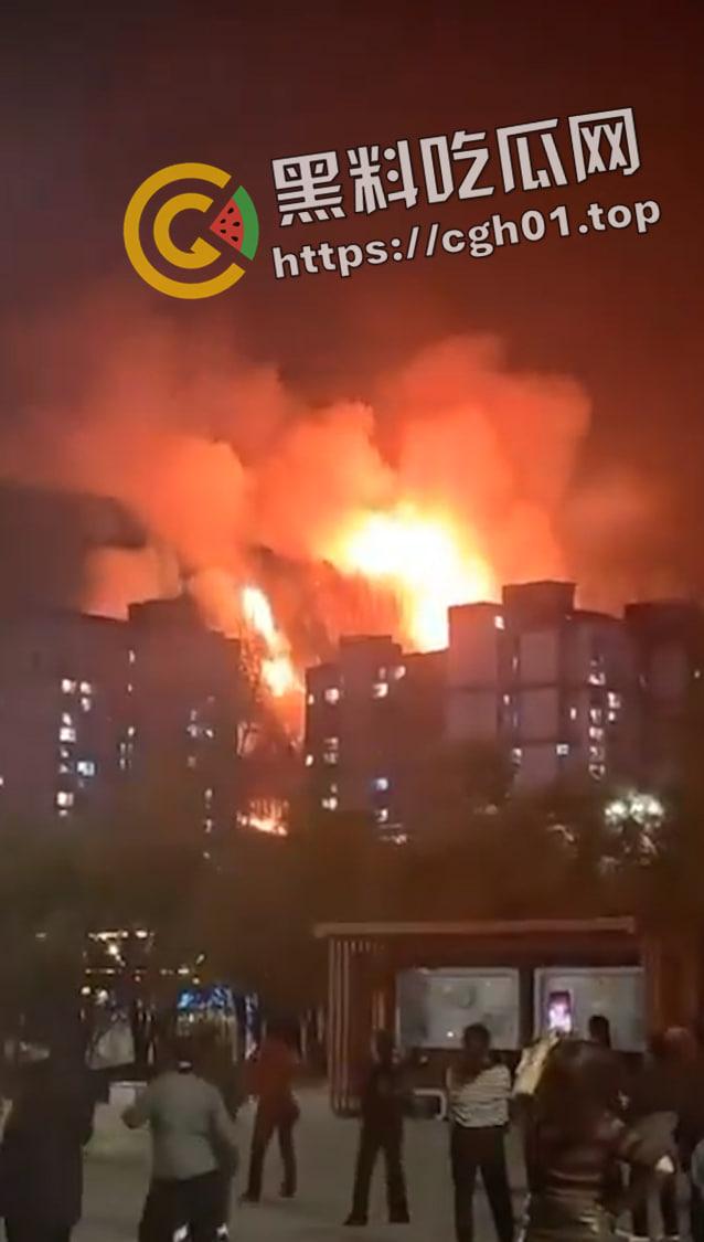 南京小区大火事件!领导视察灾后情况笑容满面离开 引起小区众愤