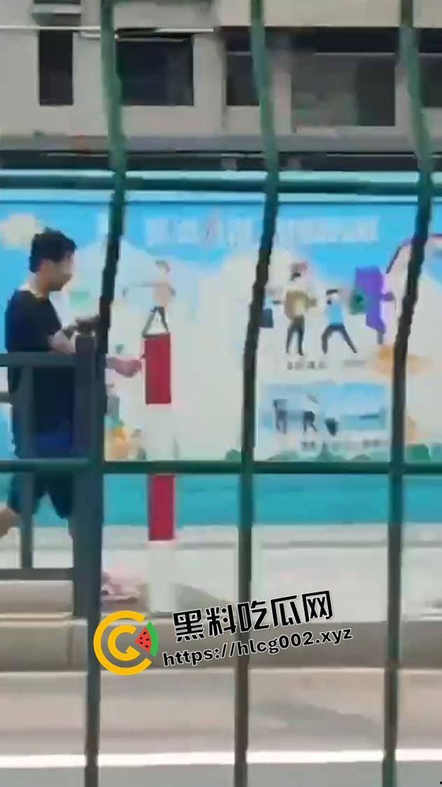 广东珠海出租车司机被杀现场流出 副驾驶乘客和司机起矛盾直接一刀捅死 淡定离开 太狠了