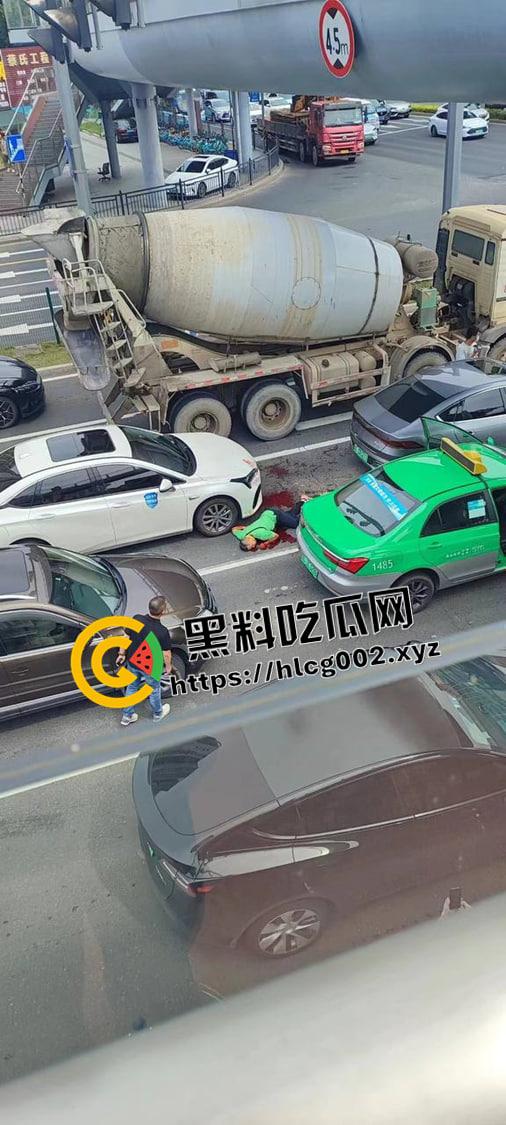 广东珠海出租车司机被杀现场流出 副驾驶乘客和司机起矛盾直接一刀捅死 淡定离开 太狠了