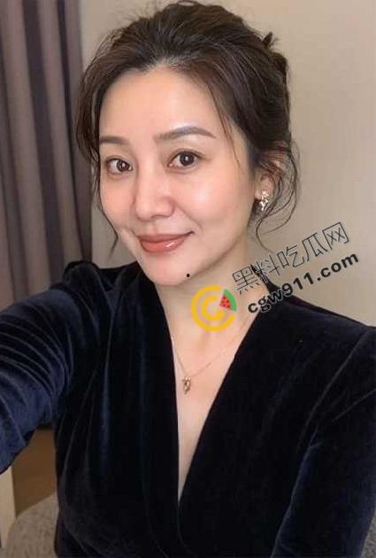 海角乱伦:母亲节用肉棒孝敬淫母,儿子精液狂喷脸上,大屌爆操淫荡骚穴,床下为母,床上为妻