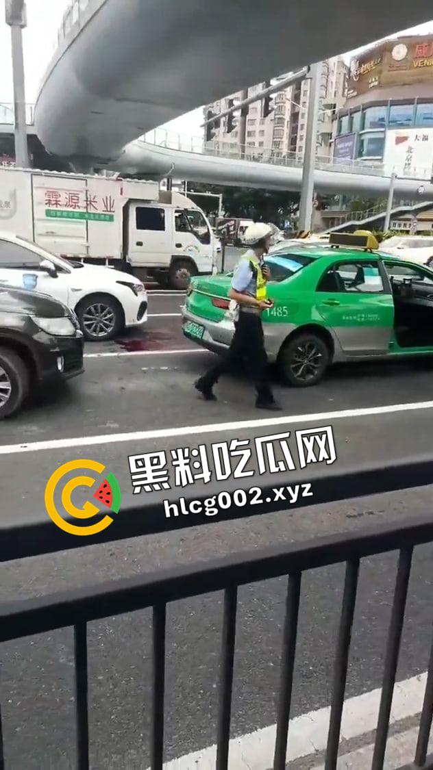 广东珠海出租车司机被杀现场流出 副驾驶乘客和司机起矛盾直接一刀捅死 淡定离开 太狠了
