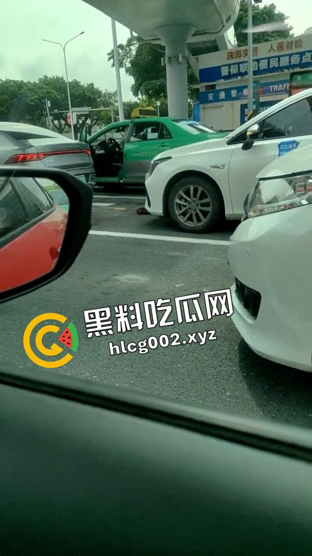 广东珠海出租车司机被杀现场流出 副驾驶乘客和司机起矛盾直接一刀捅死 淡定离开 太狠了