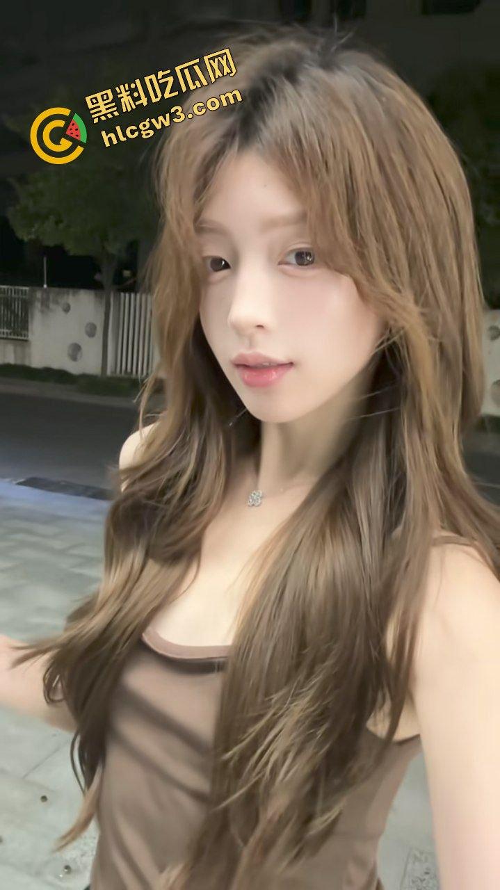 广州南站小巷子母狗骚鸡妹『唐妙怡』做鸡被大哥看上包养 情趣黑丝站起来蹬!独家流出!