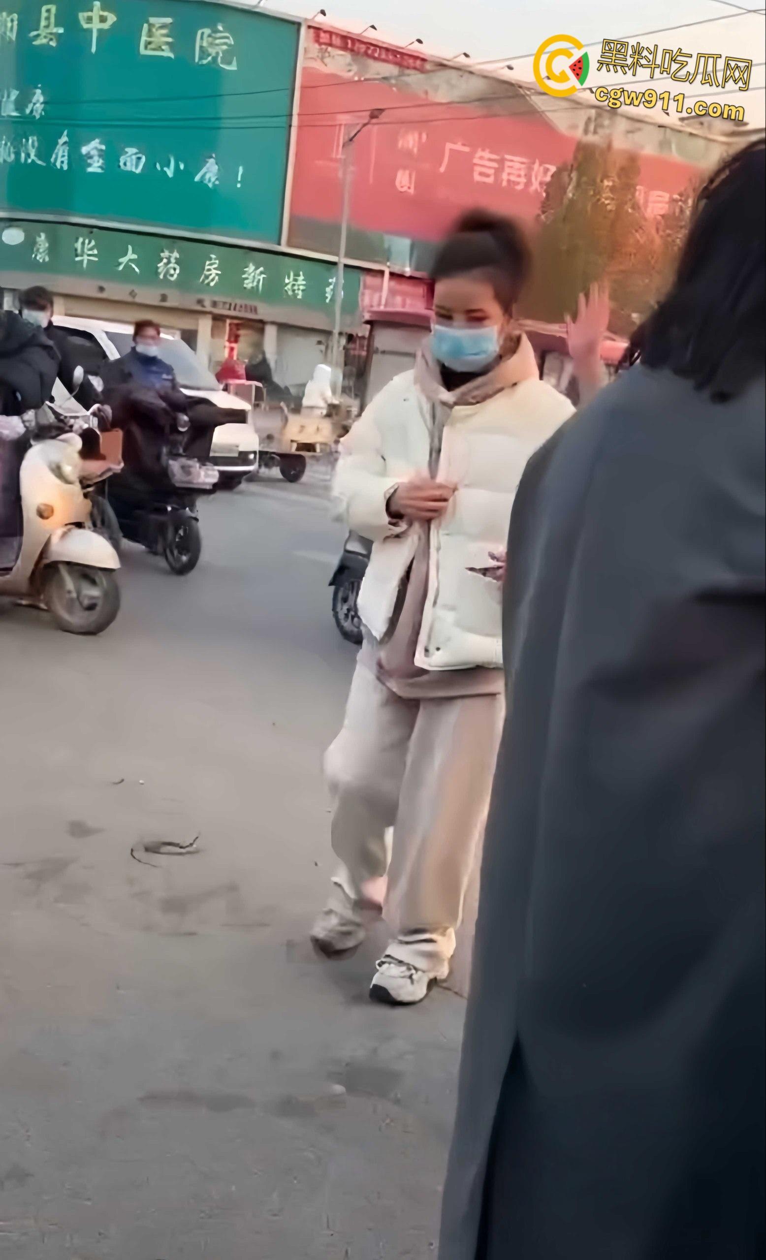 温州街头惊爆火辣抓奸大戏,原配带人当街手撕小三,怒骂掌掴不断,头发都给人家剪掉,场面火爆到炸!