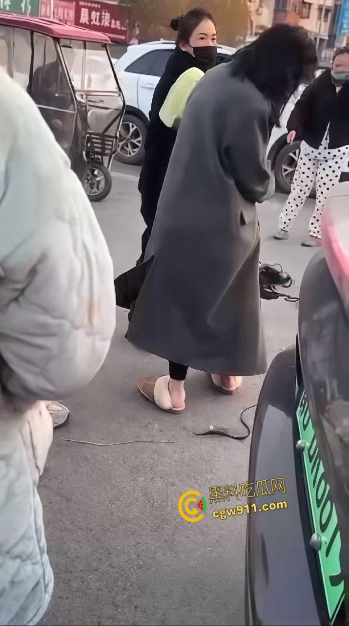 温州街头惊爆火辣抓奸大戏,原配带人当街手撕小三,怒骂掌掴不断,头发都给人家剪掉,场面火爆到炸!