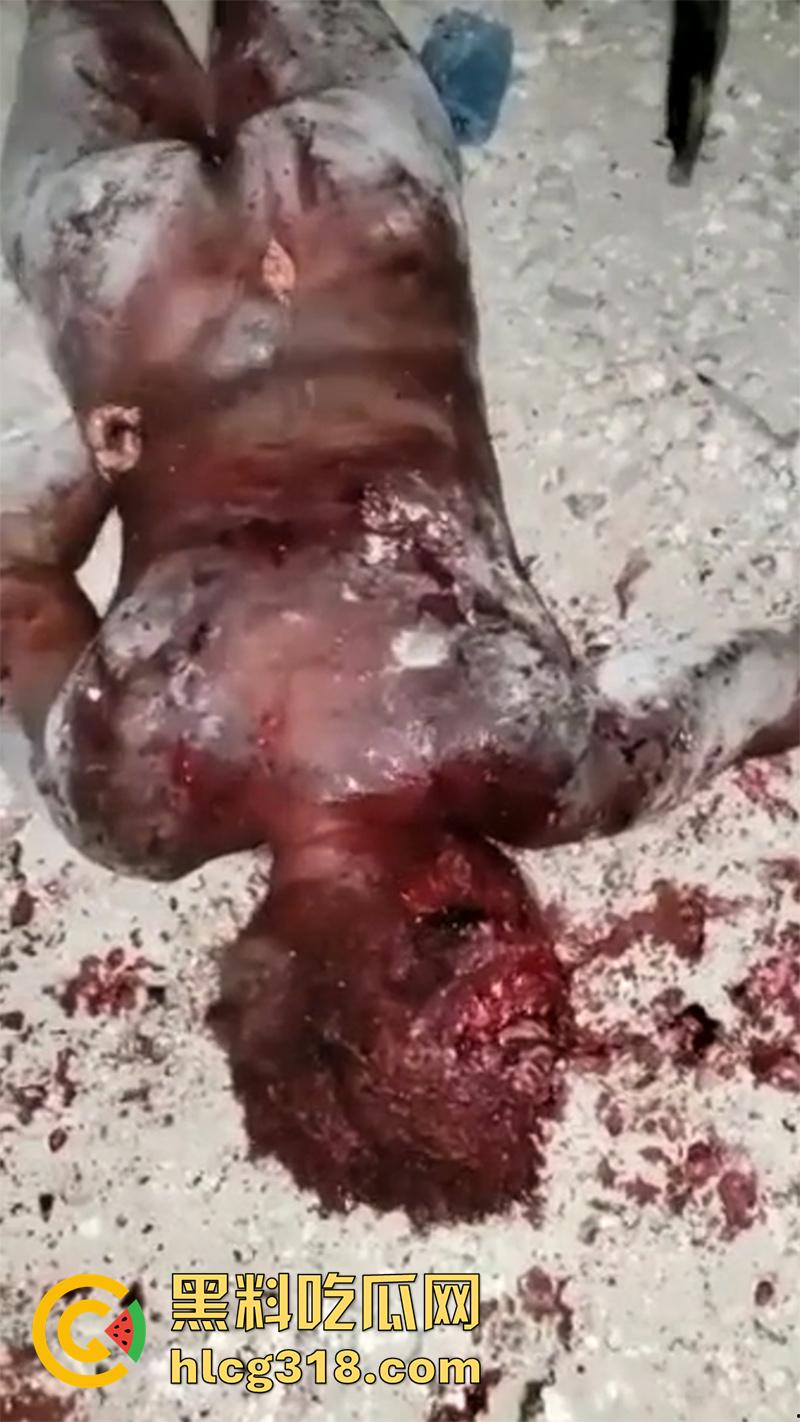 非洲大奶黑妹被砍断双手，棍棒砸扁头杀害后，被一群男子当场分尸割肉，还有人拿棍捅逼，真变态啊！