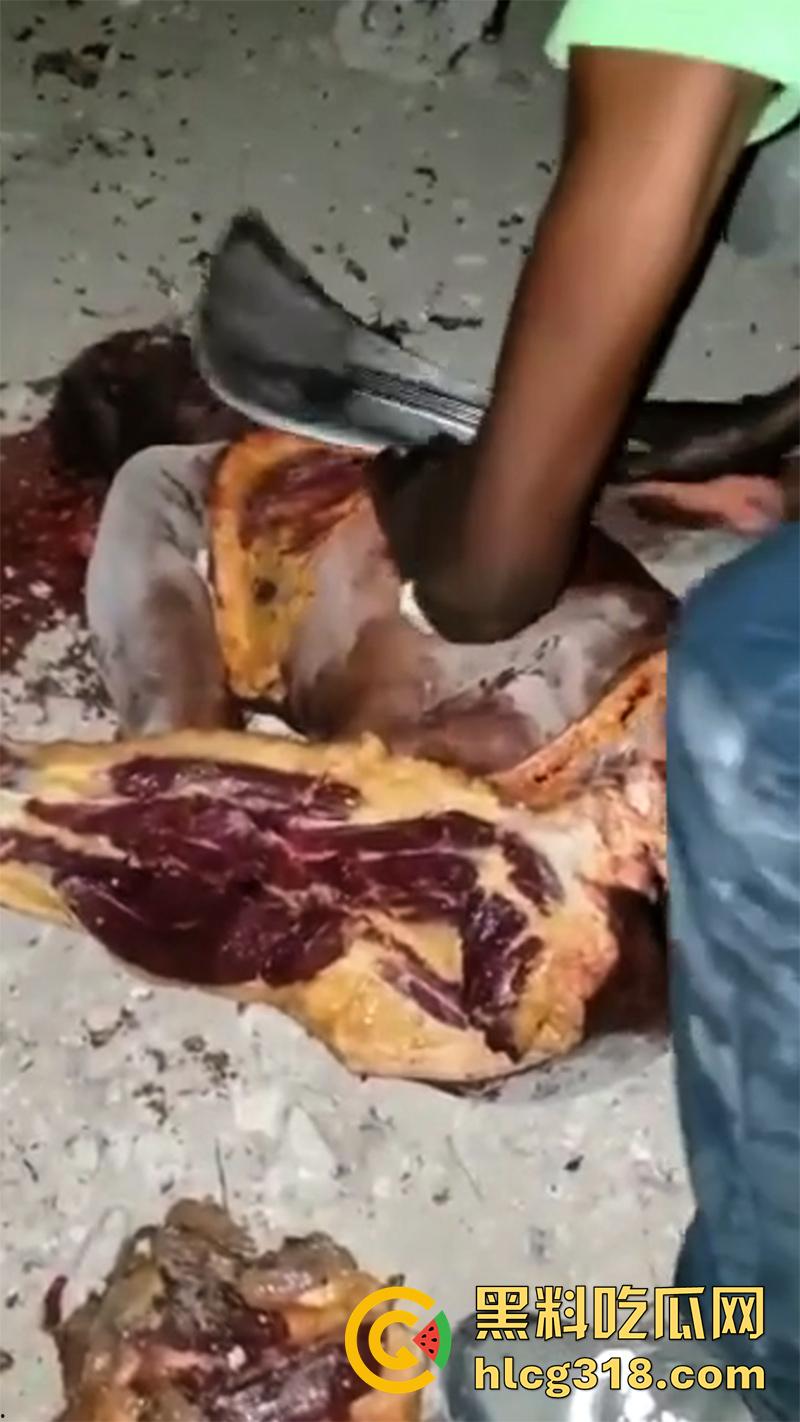 非洲大奶黑妹被砍断双手,棍棒砸扁头杀害后,被一群男子当场分尸割肉,还有人拿棍捅逼,真变态啊!