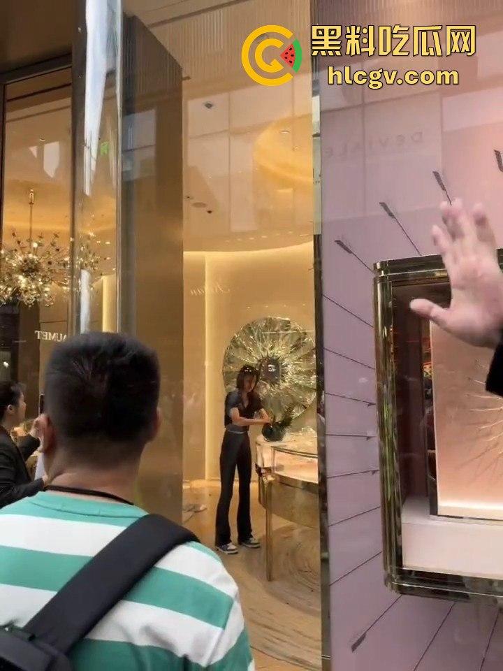 成都太古里00后女孩发疯砸店！要妈妈买Tiffany不买就砸，砸完还甩一句我有抑郁症，这不是笑死人吗？