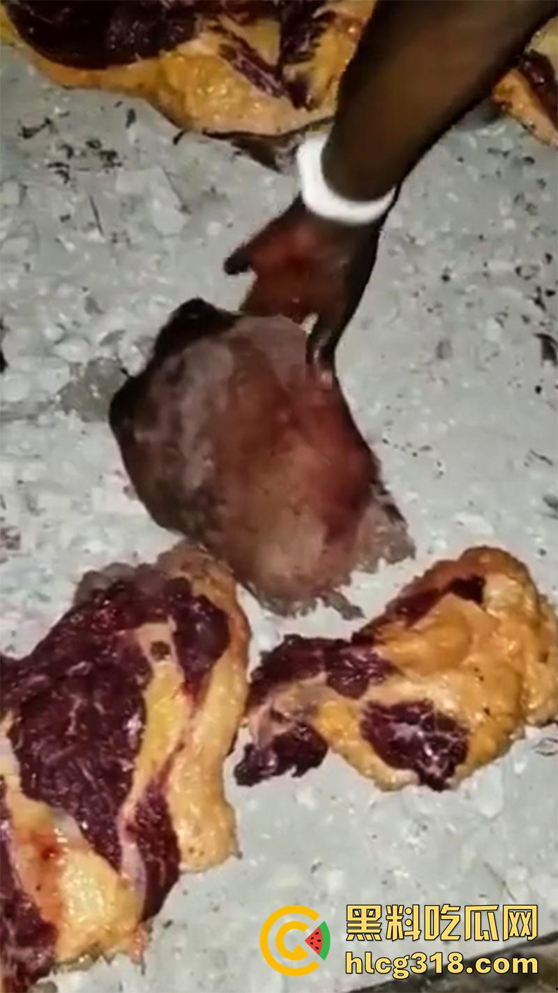 非洲大奶黑妹被砍断双手,棍棒砸扁头杀害后,被一群男子当场分尸割肉,还有人拿棍捅逼,真变态啊!