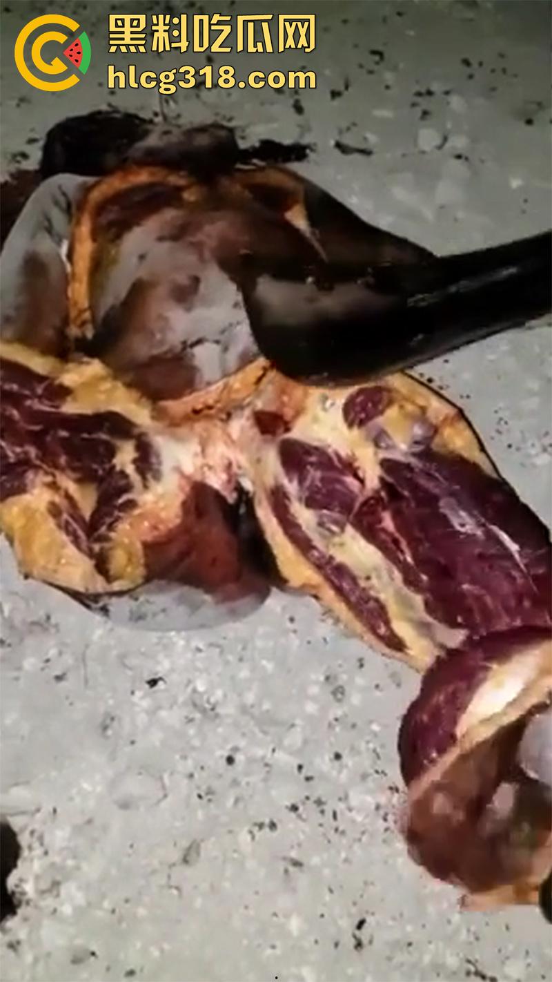 非洲大奶黑妹被砍断双手,棍棒砸扁头杀害后,被一群男子当场分尸割肉,还有人拿棍捅逼,真变态啊!