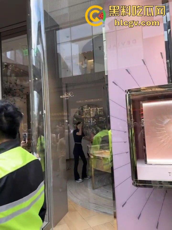 成都太古里00后女孩发疯砸店!要妈妈买Tiffany不买就砸,砸完还甩一句我有抑郁症,这不是笑死人吗?