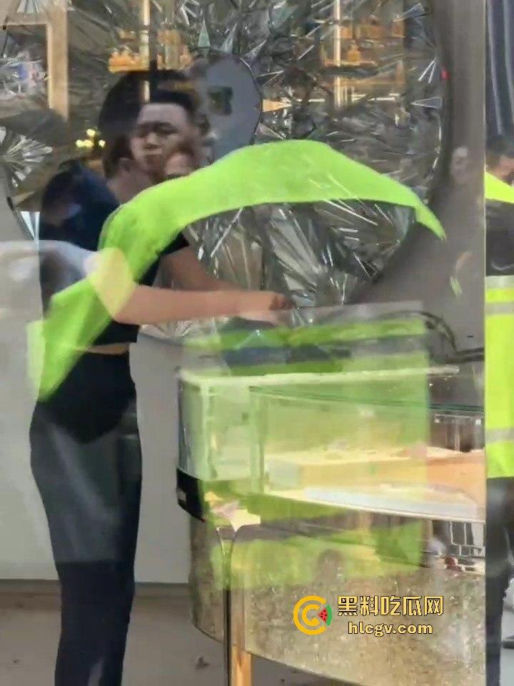 成都太古里00后女孩发疯砸店!要妈妈买Tiffany不买就砸,砸完还甩一句我有抑郁症,这不是笑死人吗?
