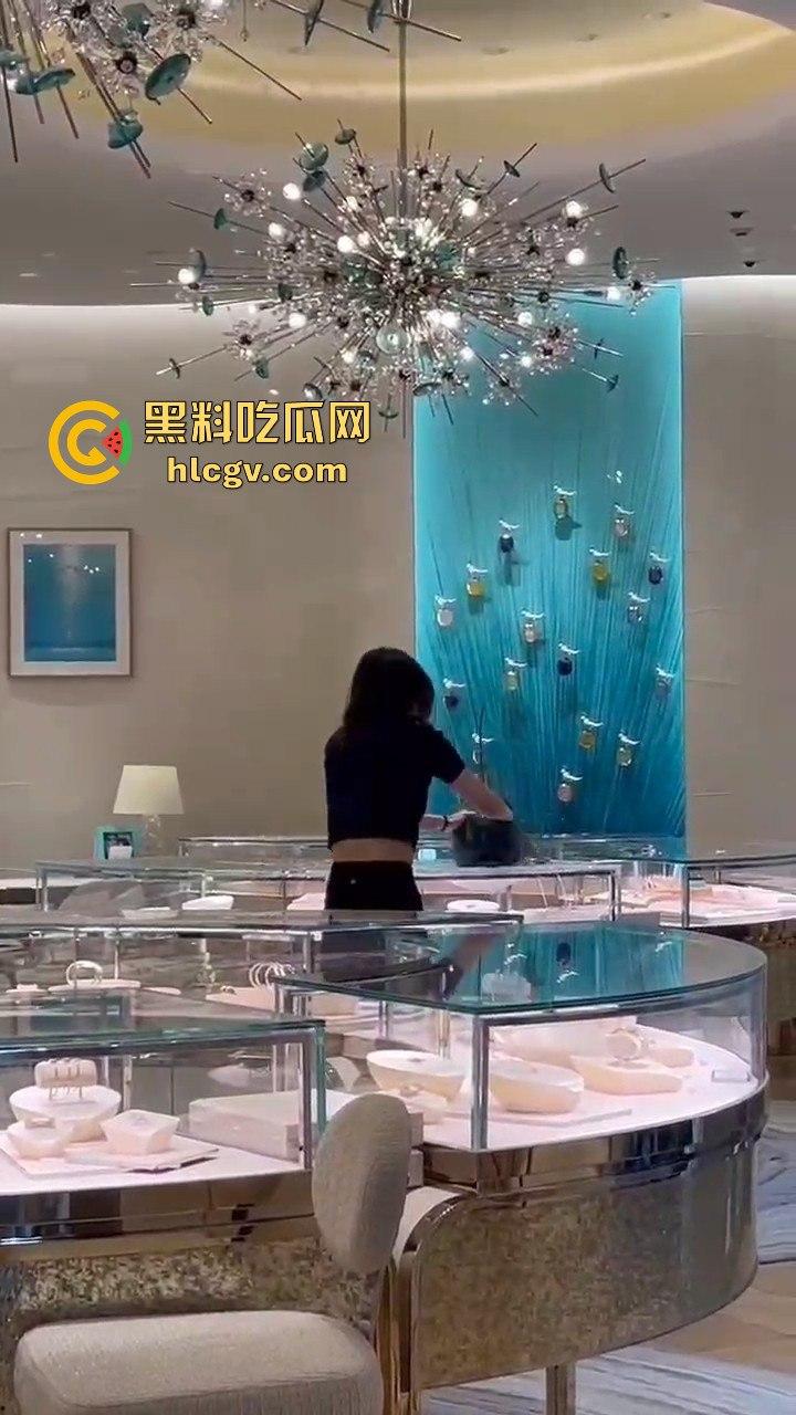 成都太古里00后女孩发疯砸店!要妈妈买Tiffany不买就砸,砸完还甩一句我有抑郁症,这不是笑死人吗?