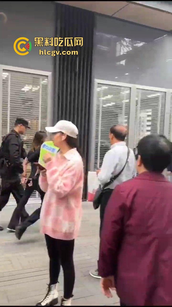 成都太古里00后女孩发疯砸店!要妈妈买Tiffany不买就砸,砸完还甩一句我有抑郁症,这不是笑死人吗?