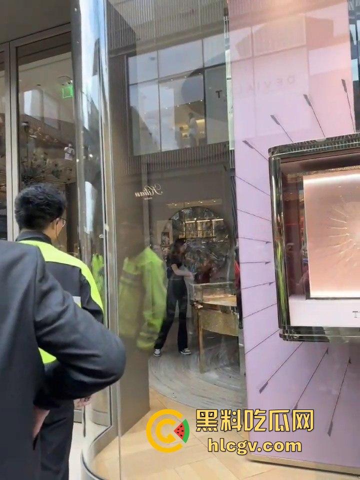 成都太古里00后女孩发疯砸店!要妈妈买Tiffany不买就砸,砸完还甩一句我有抑郁症,这不是笑死人吗?