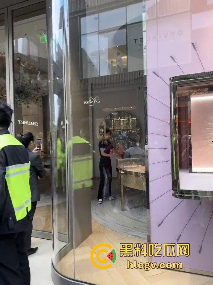 成都太古里00后女孩发疯砸店!要妈妈买Tiffany不买就砸,砸完还甩一句我有抑郁症,这不是笑死人吗?