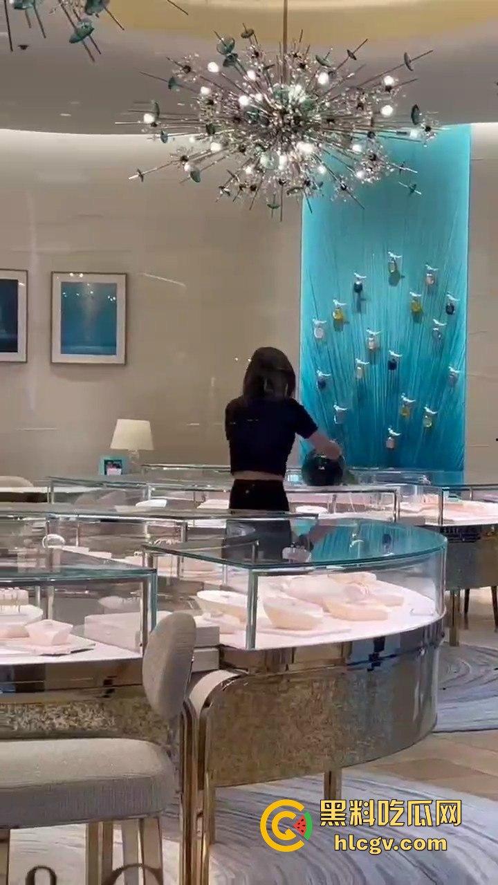 成都太古里00后女孩发疯砸店!要妈妈买Tiffany不买就砸,砸完还甩一句我有抑郁症,这不是笑死人吗?