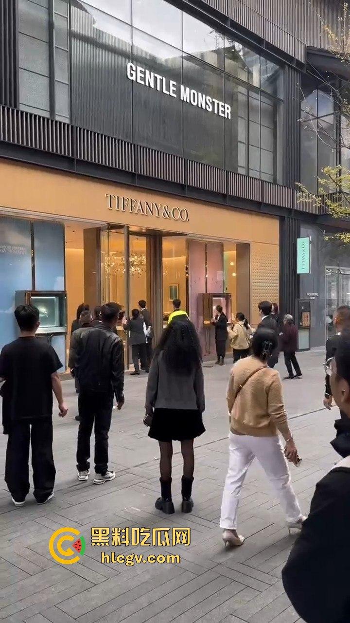 成都太古里00后女孩发疯砸店!要妈妈买Tiffany不买就砸,砸完还甩一句我有抑郁症,这不是笑死人吗?