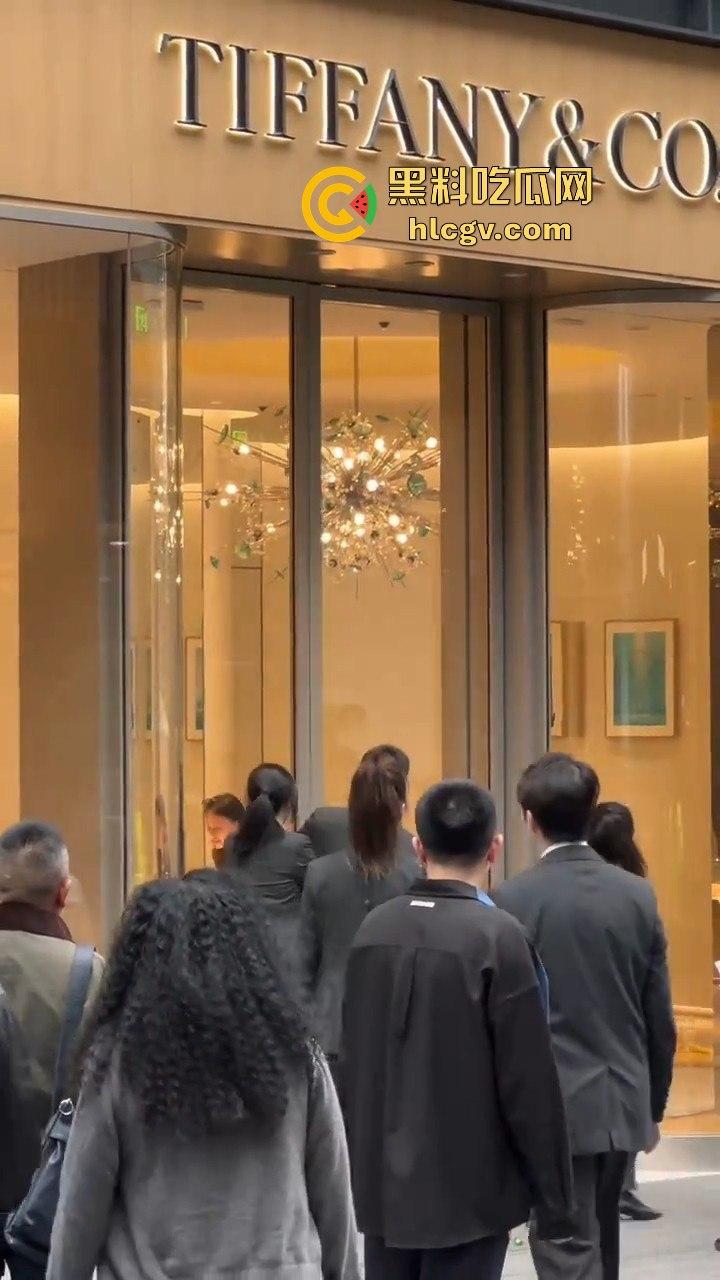 成都太古里00后女孩发疯砸店!要妈妈买Tiffany不买就砸,砸完还甩一句我有抑郁症,这不是笑死人吗?