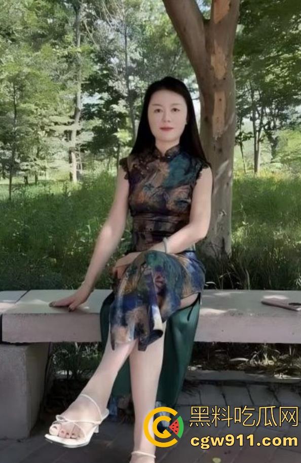 给网友直播暴操穿旗袍的嫂子，性感大奶陪肉丝，花式打桩猛插，内射后爽到兄弟直喊嫂子老婆！